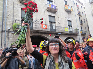 Rebuig de les actuacions policials de l'1-O. Concentraci&oacute; a la pla&ccedil;a del Vi, i rebuda dels bombers