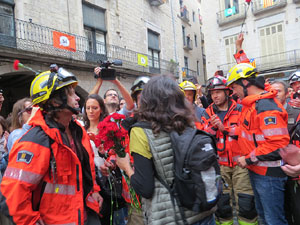Rebuig de les actuacions policials de l'1-O. Concentraci&oacute; a la pla&ccedil;a del Vi, i rebuda dels bombers