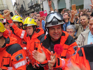 Rebuig de les actuacions policials de l'1-O. Concentraci&oacute; a la pla&ccedil;a del Vi, i rebuda dels bombers