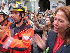 Rebuig de les actuacions policials de l'1-O. Concentraci&oacute; a la pla&ccedil;a del Vi, i rebuda dels bombers