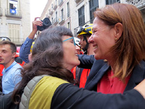 Rebuig de les actuacions policials de l'1-O. Concentraci&oacute; a la pla&ccedil;a del Vi, i rebuda dels bombers