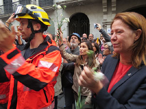Rebuig de les actuacions policials de l'1-O. Concentraci&oacute; a la pla&ccedil;a del Vi, i rebuda dels bombers