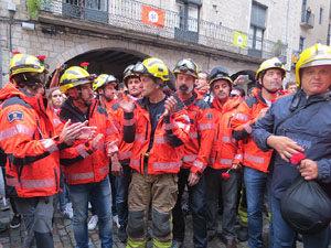 Rebuig de les actuacions policials de l'1-O. Concentraci&oacute; a la pla&ccedil;a del Vi, i rebuda dels bombers