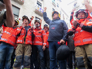 Rebuig de les actuacions policials de l'1-O. Concentraci&oacute; a la pla&ccedil;a del Vi, i rebuda dels bombers