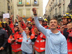Rebuig de les actuacions policials de l'1-O. Concentraci&oacute; a la pla&ccedil;a del Vi, i rebuda dels bombers