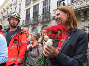 Rebuig de les actuacions policials de l'1-O. Concentraci&oacute; a la pla&ccedil;a del Vi, i rebuda dels bombers
