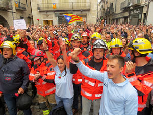 Rebuig de les actuacions policials de l'1-O. Concentraci&oacute; a la pla&ccedil;a del Vi, i rebuda dels bombers