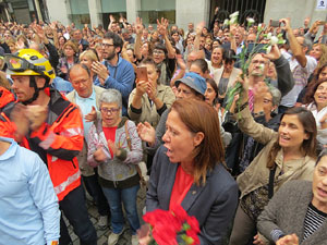 Rebuig de les actuacions policials de l'1-O. Concentraci&oacute; a la pla&ccedil;a del Vi, i rebuda dels bombers