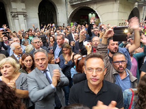 Rebuig de les actuacions policials de l'1-O. Concentraci&oacute; a la pla&ccedil;a del Vi, i rebuda dels bombers