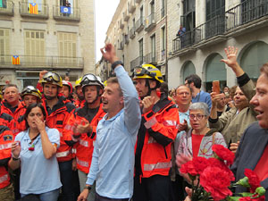 Rebuig de les actuacions policials de l'1-O. Concentraci&oacute; a la pla&ccedil;a del Vi, i rebuda dels bombers