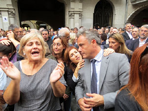 Rebuig de les actuacions policials de l'1-O. Concentraci&oacute; a la pla&ccedil;a del Vi, i rebuda dels bombers