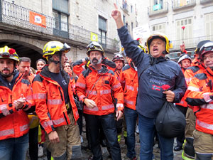 Rebuig de les actuacions policials de l'1-O. Concentraci&oacute; a la pla&ccedil;a del Vi, i rebuda dels bombers