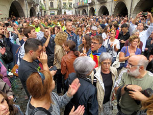 Rebuig de les actuacions policials de l'1-O. Concentraci&oacute; a la pla&ccedil;a del Vi, i rebuda dels bombers