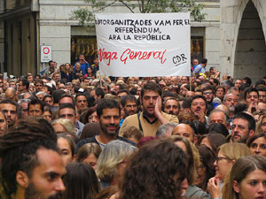 Rebuig de les actuacions policials de l'1-O. Concentraci&oacute; a la pla&ccedil;a del Vi, i rebuda dels bombers