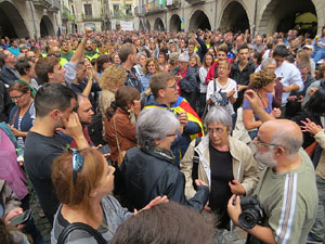 Rebuig de les actuacions policials de l'1-O. Concentraci&oacute; a la pla&ccedil;a del Vi, i rebuda dels bombers