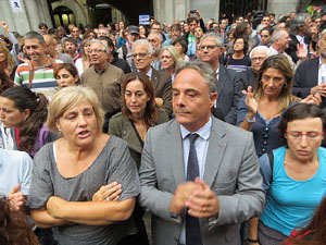 Rebuig de les actuacions policials de l'1-O. Concentraci&oacute; a la pla&ccedil;a del Vi, i rebuda dels bombers