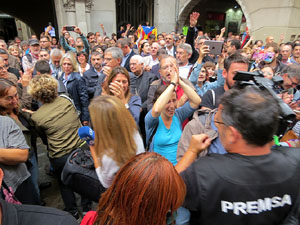 Rebuig de les actuacions policials de l'1-O. Concentraci&oacute; a la pla&ccedil;a del Vi, i rebuda dels bombers