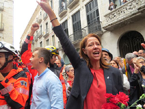 Rebuig de les actuacions policials de l'1-O. Concentraci&oacute; a la pla&ccedil;a del Vi, i rebuda dels bombers
