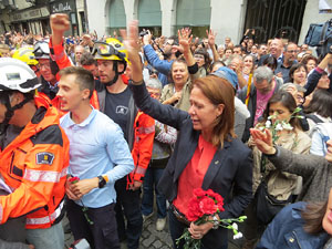 Rebuig de les actuacions policials de l'1-O. Concentraci&oacute; a la pla&ccedil;a del Vi, i rebuda dels bombers