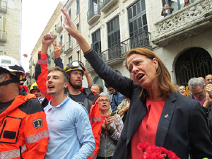 Rebuig de les actuacions policials de l'1-O. Concentraci&oacute; a la pla&ccedil;a del Vi, i rebuda dels bombers