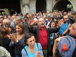 Rebuig de les actuacions policials de l'1-O. Concentraci&oacute; a la pla&ccedil;a del Vi, i rebuda dels bombers