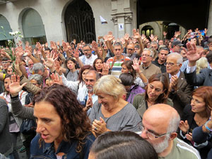 Rebuig de les actuacions policials de l'1-O. Concentraci&oacute; a la pla&ccedil;a del Vi, i rebuda dels bombers