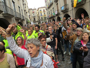 Rebuig de les actuacions policials de l'1-O. Concentraci&oacute; a la pla&ccedil;a del Vi, i rebuda dels bombers