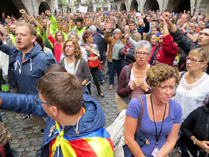 Rebuig de les actuacions policials de l'1-O. Concentraci&oacute; a la pla&ccedil;a del Vi, i rebuda dels bombers