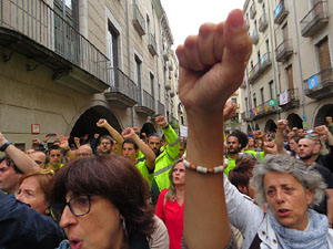 Rebuig de les actuacions policials de l'1-O. Concentraci&oacute; a la pla&ccedil;a del Vi, i rebuda dels bombers