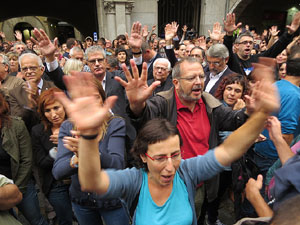 Rebuig de les actuacions policials de l'1-O. Concentraci&oacute; a la pla&ccedil;a del Vi, i rebuda dels bombers
