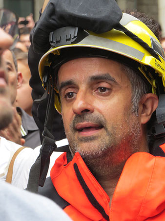 Bombers a la pla&ccedil;a del Vi, durant la rebuda popular i institucional