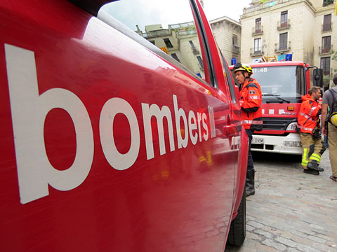 Vehicles dels bombers amb els que varen arribar a la pla&ccedil;a del Vi