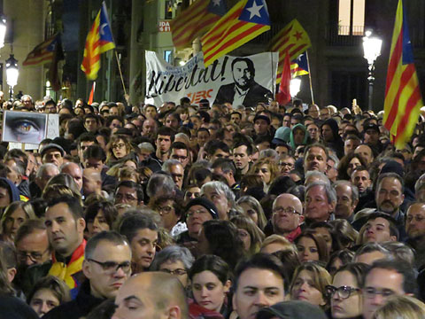 La concentraci&oacute; a la pla&ccedil;a del Vi