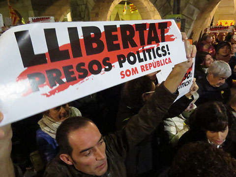 La concentraci&oacute; a la pla&ccedil;a del Vi