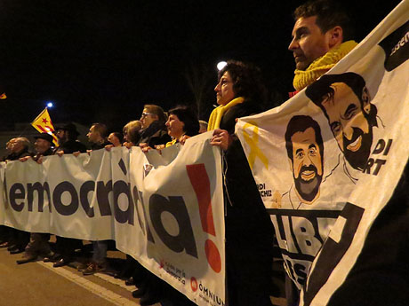 Concentraci&oacute; davant la delegaci&oacute; del govern espanyol convocada pel Comit&egrave; de Defensa de la Rep&uacute;blica (CDR) de Catalunya