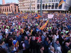 Concentraci&oacute; a la pla&ccedil;a de la Constituci&oacute; convocada per la plataforma Girona Vota a favor del Refer&egrave;ndum