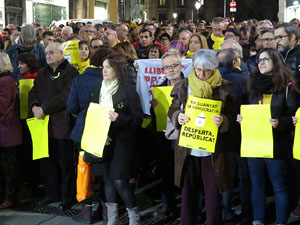 Concentraci&oacute; a la pla&ccedil;a del Vi de protesta pels tres mesos de pres&oacute; de Jordi S&agrave;nchez i Jordi Cuixart