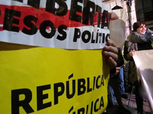 Concentraci&oacute; a la pla&ccedil;a del Vi de protesta pels tres mesos de pres&oacute; de Jordi S&agrave;nchez i Jordi Cuixart