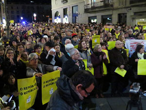 Concentraci&oacute; a la pla&ccedil;a del Vi de protesta pels tres mesos de pres&oacute; de Jordi S&agrave;nchez i Jordi Cuixart