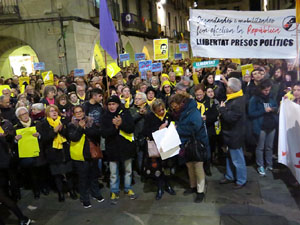 Concentraci&oacute; a la pla&ccedil;a del Vi de protesta pels tres mesos de pres&oacute; de Jordi S&agrave;nchez i Jordi Cuixart