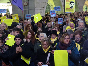 Concentraci&oacute; a la pla&ccedil;a del Vi de protesta pels tres mesos de pres&oacute; de Jordi S&agrave;nchez i Jordi Cuixart