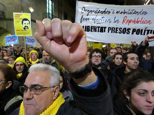 Concentraci&oacute; a la pla&ccedil;a del Vi de protesta pels tres mesos de pres&oacute; de Jordi S&agrave;nchez i Jordi Cuixart