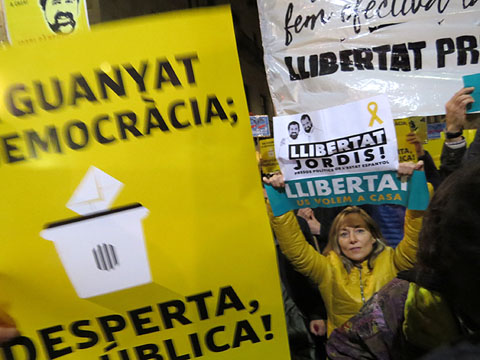 Assistents a la pla&ccedil;a del Vi