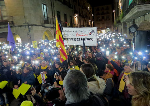 Minuts de silenci a la pla&ccedil;a del Vi