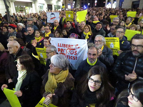 Assistents a la pla&ccedil;a del Vi