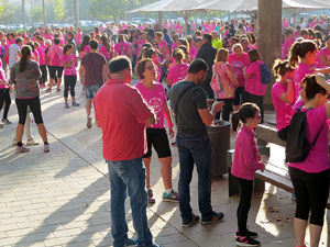Cursa de la Dona 2017. Concentraci&oacute; i sortida del Parc de la Devesa i cursa pels carrers de Girona