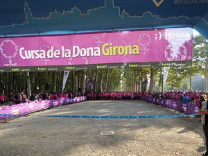 Cursa de la Dona 2017. Concentraci&oacute; i sortida del Parc de la Devesa i cursa pels carrers de Girona