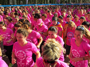 Cursa de la Dona 2017. Concentraci&oacute; i sortida del Parc de la Devesa i cursa pels carrers de Girona