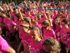Cursa de la Dona 2017. Concentraci&oacute; i sortida del Parc de la Devesa i cursa pels carrers de Girona