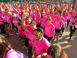 Cursa de la Dona 2017. Concentraci&oacute; i sortida del Parc de la Devesa i cursa pels carrers de Girona